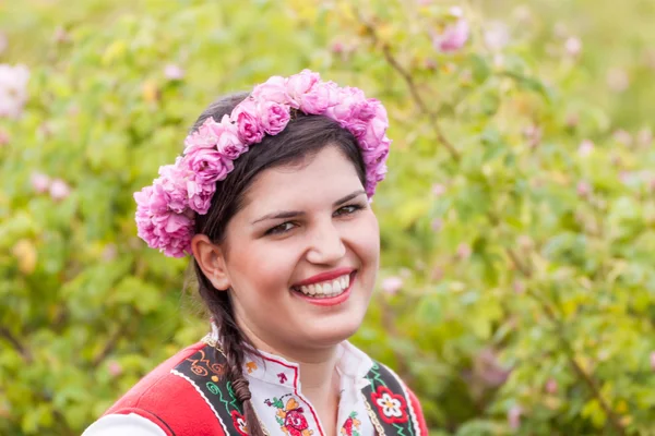 Flicka som poserar under Rose plockning festival i Bulgarien — Stockfoto