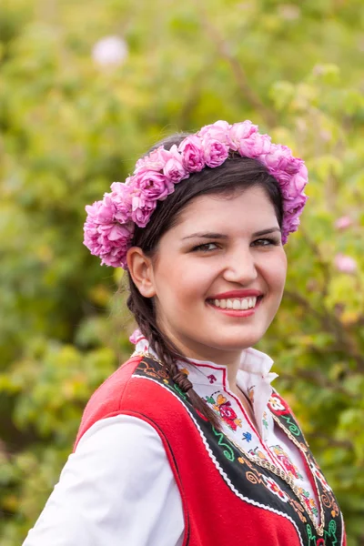 Flicka som poserar under Rose plockning festival i Bulgarien — Stockfoto