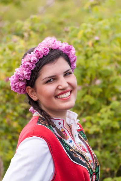Dziewczyna pozuje na festiwalu pobrania Rose w Bułgarii — Zdjęcie stockowe