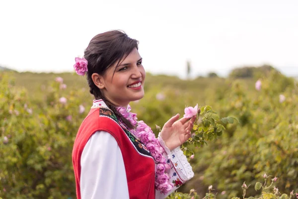 Ragazza in posa durante il festival di raccolta Rose in Bulgaria — Foto Stock