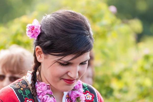 Ragazza in posa durante il festival di raccolta Rose in Bulgaria — Foto Stock