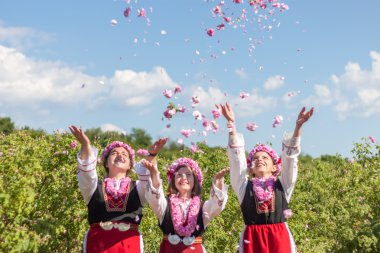Bulgaristan gülü malzeme çekme Festivali sırasında poz kızlar