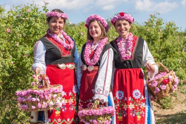Bulgaristan gülü malzeme çekme Festivali sırasında poz kızlar