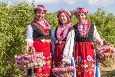 Bulgaristan gülü malzeme çekme Festivali sırasında poz kızlar