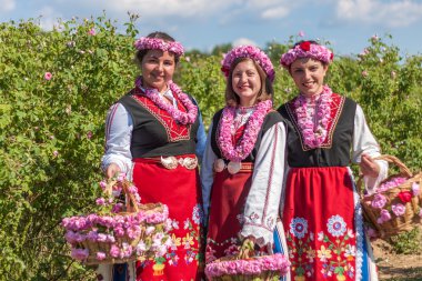 Bulgaristan gülü malzeme çekme Festivali sırasında poz kızlar