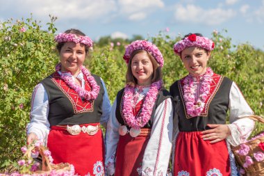 Bulgaristan gülü malzeme çekme Festivali sırasında poz kızlar