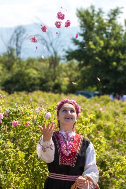 Bulgaristan gülü malzeme çekme Festivali sırasında poz kız
