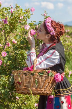 Bulgaristan gülü malzeme çekme Festivali sırasında poz kız