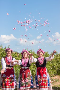 Bulgaristan gülü malzeme çekme Festivali sırasında poz kızlar