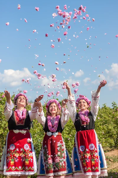 Τα κορίτσια που ποζάρουν Rose Φεστιβάλ συγκομιδή στη Βουλγαρία — Φωτογραφία Αρχείου