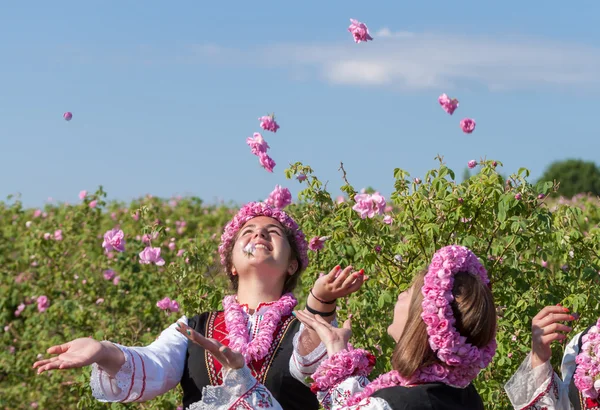 Meisjes die zich voordeed tijdens het festival plukken Rose in Bulgarije — Stockfoto