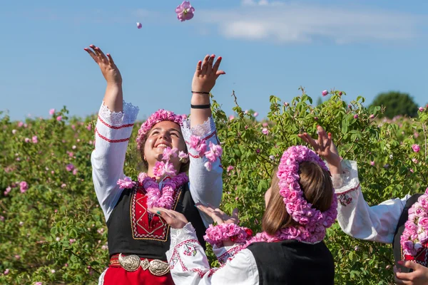 Τα κορίτσια που ποζάρουν Rose Φεστιβάλ συγκομιδή στη Βουλγαρία — Φωτογραφία Αρχείου