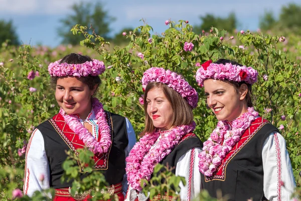 Mädchen posieren während des Rosenpflückens in Bulgarien — Stockfoto