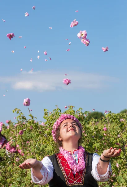 Mädchen posiert während des Rosenpflückens in Bulgarien — Stockfoto