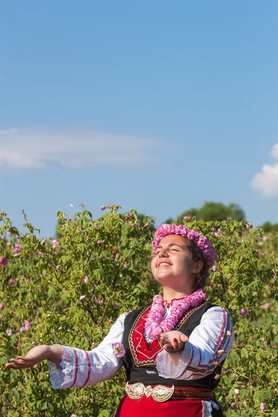 Mädchen posiert während des Rosenpflückens in Bulgarien — Stockfoto