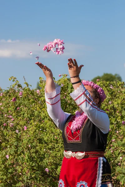 Девушка позирует на фестивале по сбору роз в Болгарии — стоковое фото