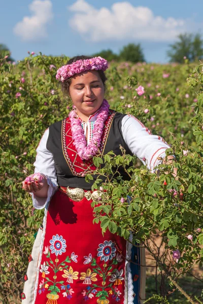 Mädchen posiert während des Rosenpflückens in Bulgarien — Stockfoto