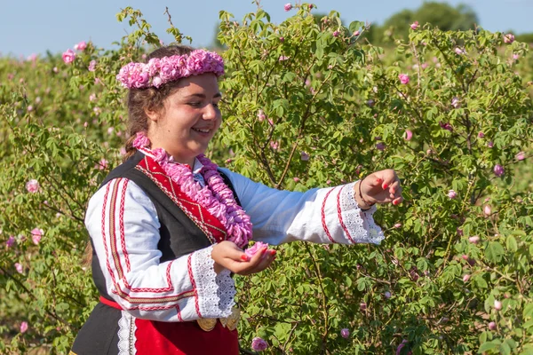 Ragazza in posa durante il festival di raccolta Rose in Bulgaria — Foto Stock