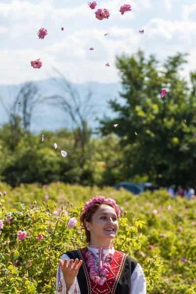 Mädchen posiert während des Rosenpflückens in Bulgarien — Stockfoto