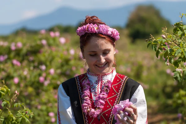 Bulgaristan gülü malzeme çekme Festivali sırasında poz kız — Stok fotoğraf