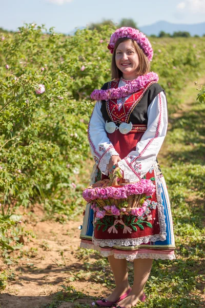 Bulgaristan gülü malzeme çekme Festivali sırasında poz kız — Stok fotoğraf