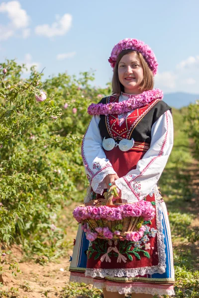 Mädchen posiert während des Rosenpflückens in Bulgarien — Stockfoto