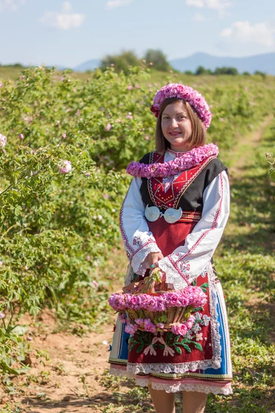 Bulgaristan gülü malzeme çekme Festivali sırasında poz kız — Stok fotoğraf