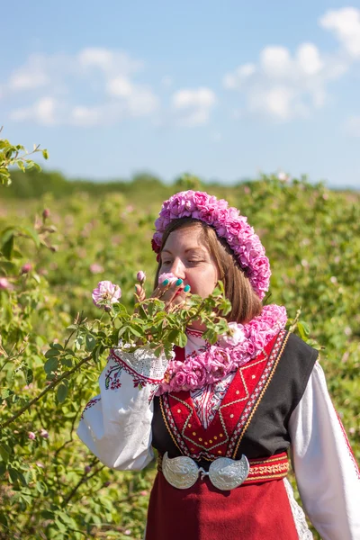 Flicka som poserar under Rose plockning festival i Bulgarien — Stockfoto