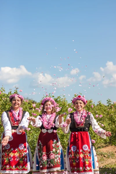 Ragazze in posa durante il festival di raccolta Rose in Bulgaria — Foto Stock