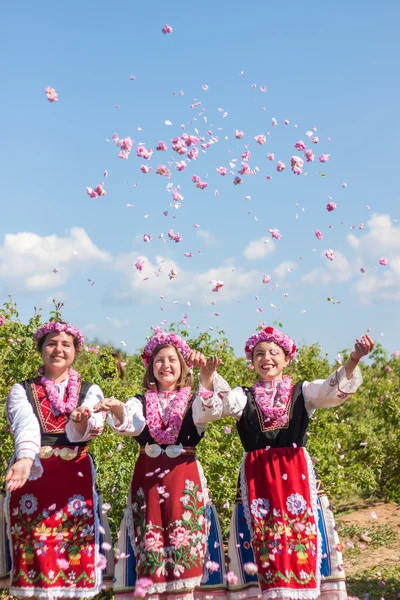 Τα κορίτσια που ποζάρουν Rose Φεστιβάλ συγκομιδή στη Βουλγαρία — Φωτογραφία Αρχείου