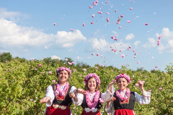 Bulgaristan gülü malzeme çekme Festivali sırasında poz kızlar Stok Resim