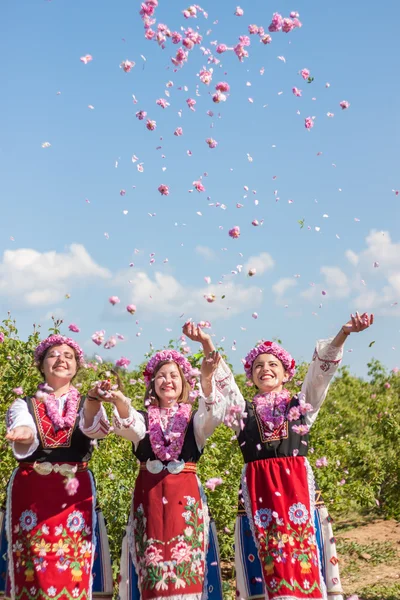 Bulgaristan gülü malzeme çekme Festivali sırasında poz kızlar Telifsiz Stok Fotoğraflar