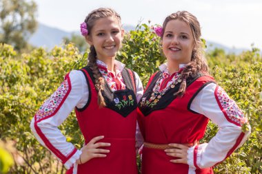 Bulgaristan gülü malzeme çekme Festivali sırasında poz kızlar