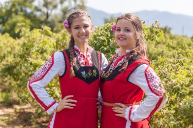 Bulgaristan gülü malzeme çekme Festivali sırasında poz kızlar