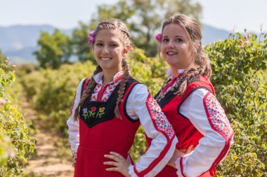 Bulgaristan gülü malzeme çekme Festivali sırasında poz kızlar