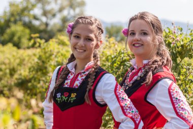Bulgaristan gülü malzeme çekme Festivali sırasında poz kızlar