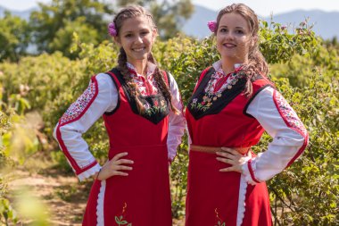 Bulgaristan gülü malzeme çekme Festivali sırasında poz kızlar