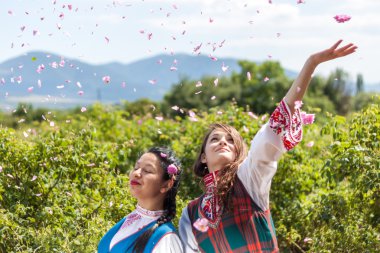 Bulgaristan gülü malzeme çekme Festivali sırasında poz kızlar