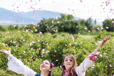 Bulgaristan gülü malzeme çekme Festivali sırasında poz kızlar