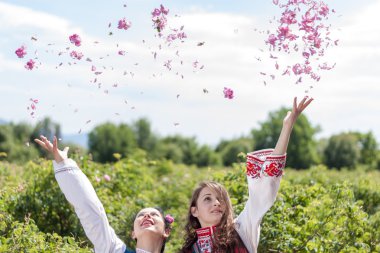 Bulgaristan gülü malzeme çekme Festivali sırasında poz kızlar