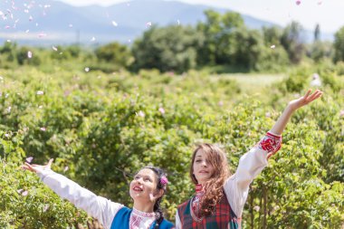 Bulgaristan gülü malzeme çekme Festivali sırasında poz kızlar