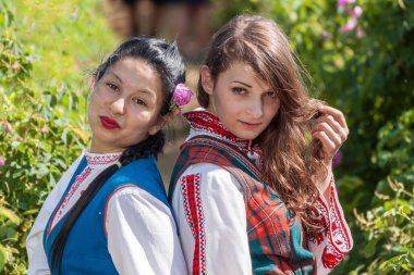 Bulgaristan gülü malzeme çekme Festivali sırasında poz kızlar