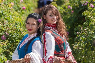 Bulgaristan gülü malzeme çekme Festivali sırasında poz kızlar