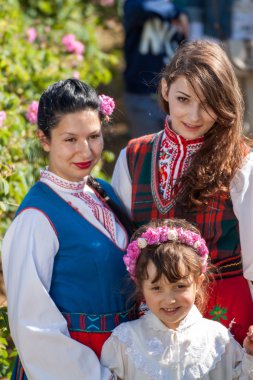 Bulgaristan gülü malzeme çekme Festivali sırasında poz kızlar