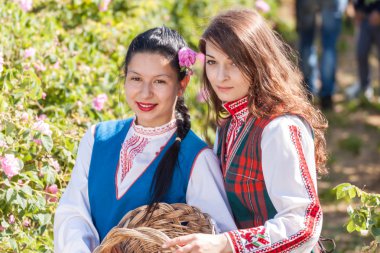 Bulgaristan gülü malzeme çekme Festivali sırasında poz kızlar