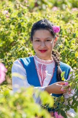Bulgaristan gülü malzeme çekme Festivali sırasında poz kız