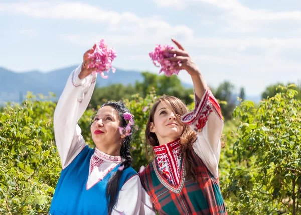 Mädchen posieren während des Rosenpflückens in Bulgarien — Stockfoto
