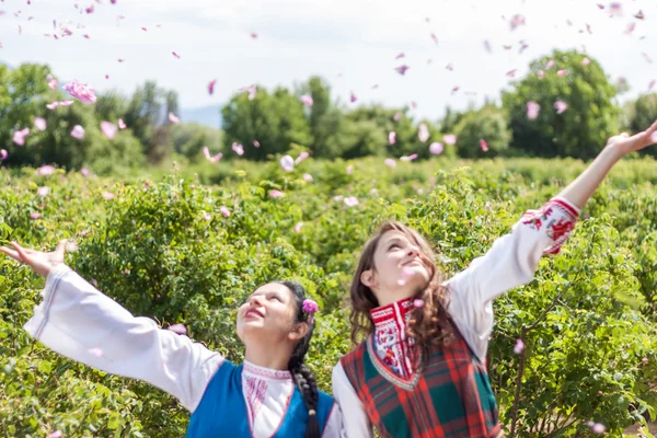 Mädchen posieren während des Rosenpflückens in Bulgarien — Stockfoto