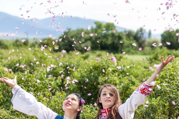 Mädchen posieren während des Rosenpflückens in Bulgarien — Stockfoto