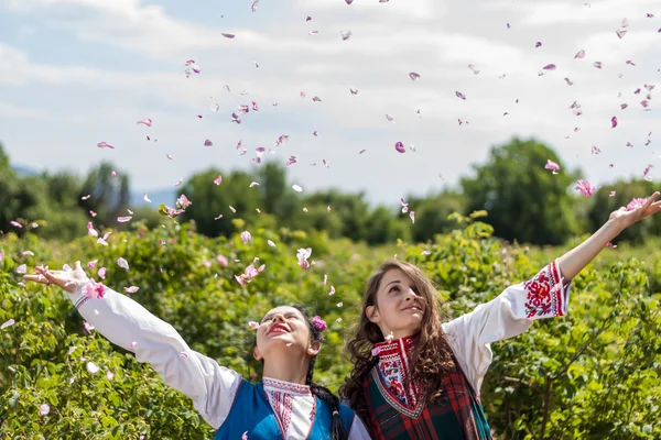 Mädchen posieren während des Rosenpflückens in Bulgarien — Stockfoto